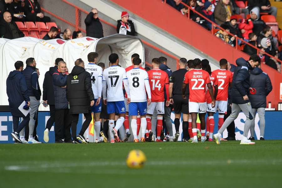 Die Spieler der beiden Teams verließen nach zwölf Minuten das Stadion