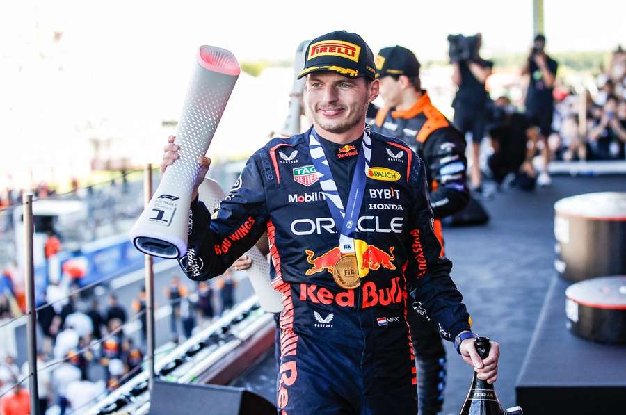 Verstappen oslavuje víťazstvo na VC Japonska.