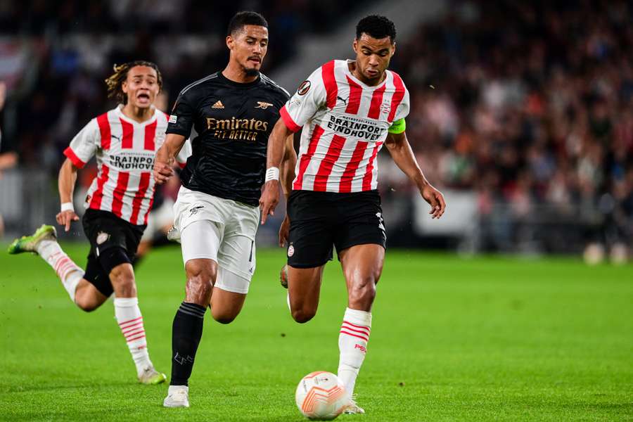 Cody Gakpo (PSV) wordt achterna gezeten door William Saliba (Arsenal)