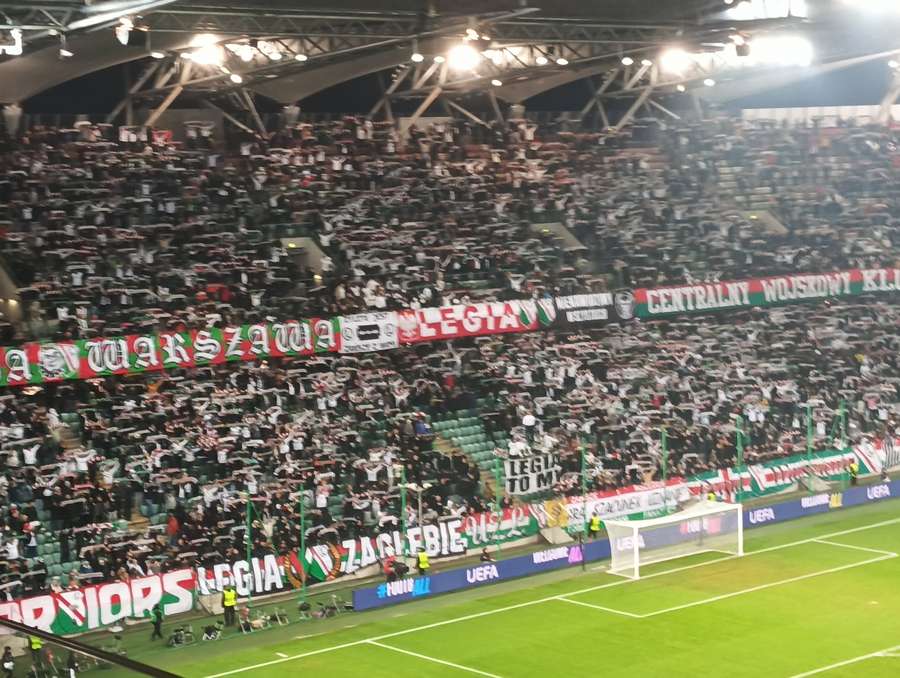 Na proslulé tribuně jsou vidět prázdná místa.