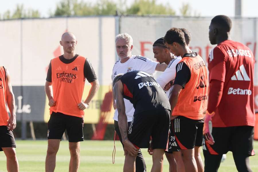 Mourinho no treino do Benfica