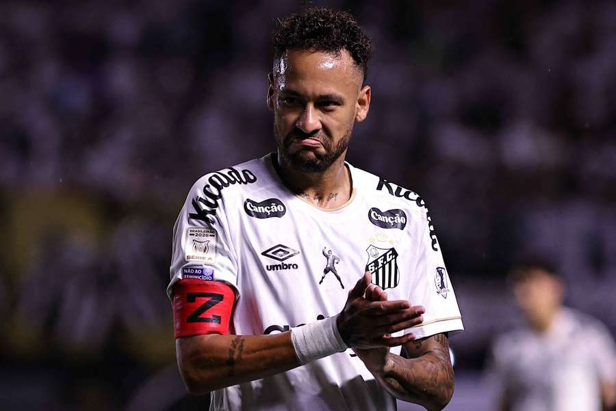 Neymar foi expulso após insultar adversário Neymar foi expulso após insultar adversário