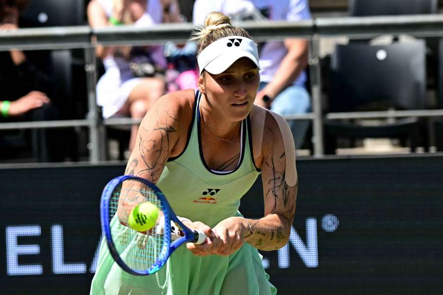 Marketa Vondrousova returns the ball to Ons Jabeur