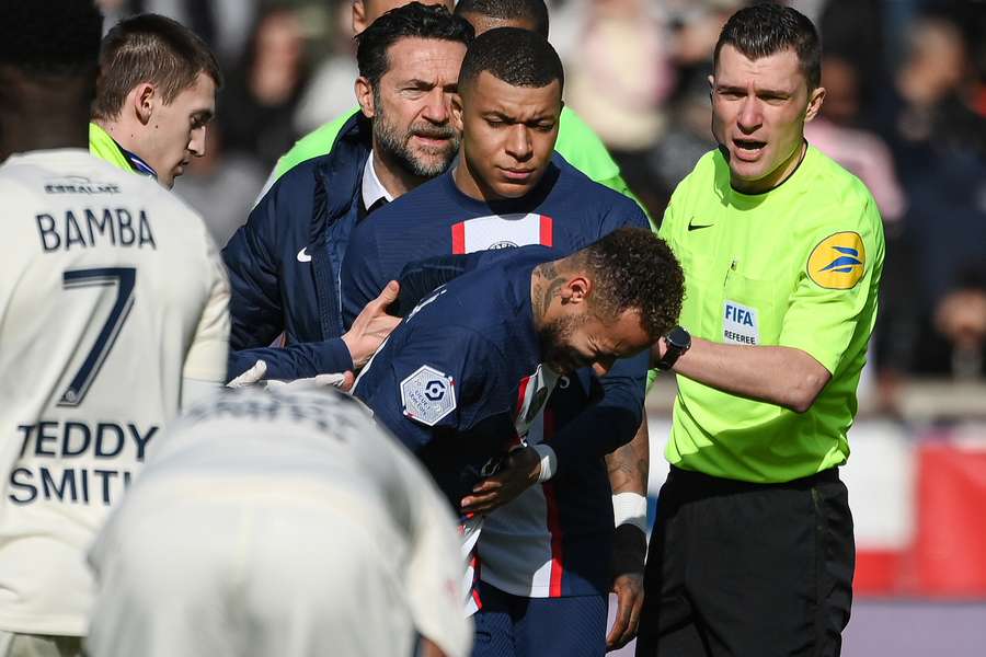 Neymar não conseguiu seguir na partida após sofrer torção no tornozelo