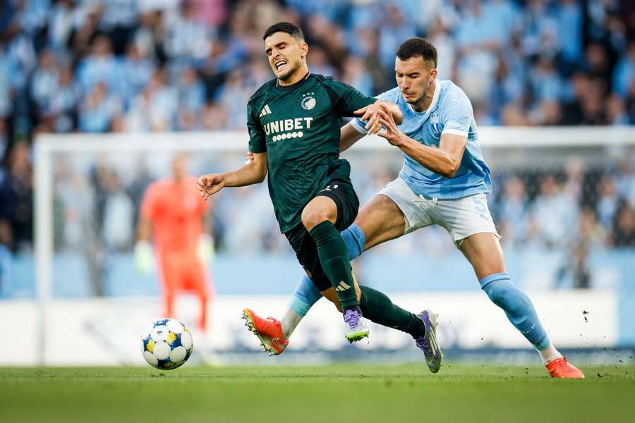 Mohamed Elyounoussi (vlevo) z Kodaně a Andrej Durič z Malmö v zápase třetího předkola LM.