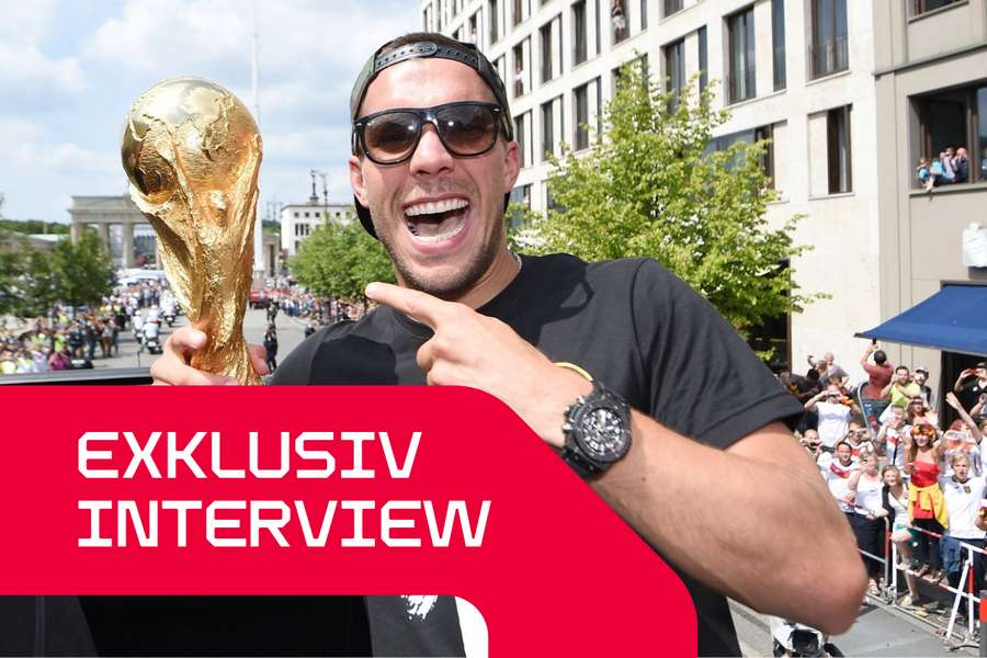 Lukas Podolski stemmt nach dem WM-Sieg 2014 mit Deutschland den Pokal in die Höhe Lukas Podolski stemmt nach dem WM-Sieg 2014 mit Deutschland den Pokal in die Höhe