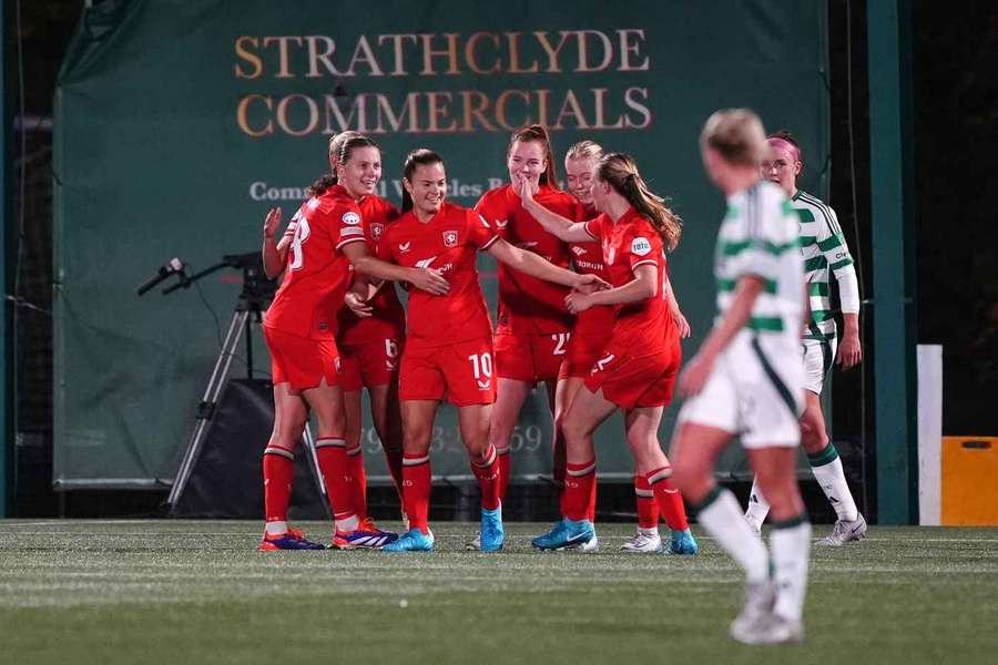 FC Twente viert de goal van Kayleigh van Dooren (10).