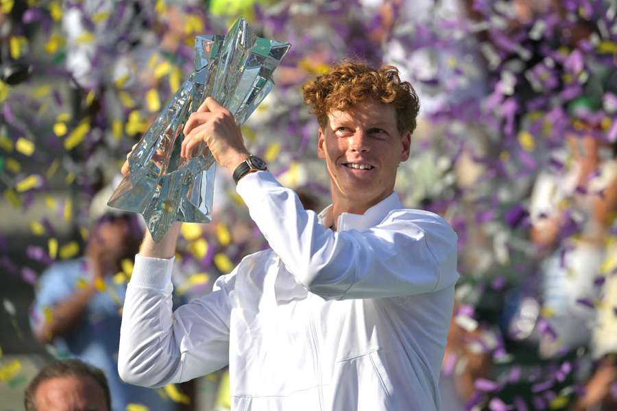Sinner mostra il trofeo