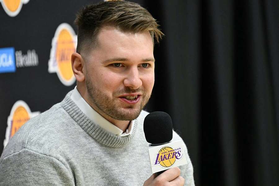 Luka Dončić a promis de mener les Lakers de Los Angeles au titre de champion de la NBA, lors de sa présentation officielle par la franchise, mardi.