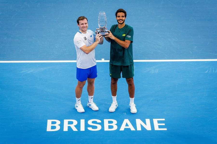 Lucas Miedler e Francisco Cabral com o troféu