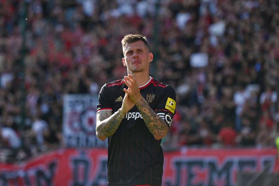 Martin Škrtel se slzami v očích odchází ze hřiště při svém posledním vystoupení za Trnavu v kariéře.