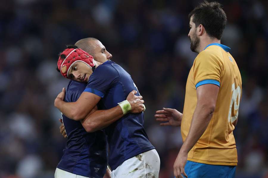 França sobe à liderança do Grupo A