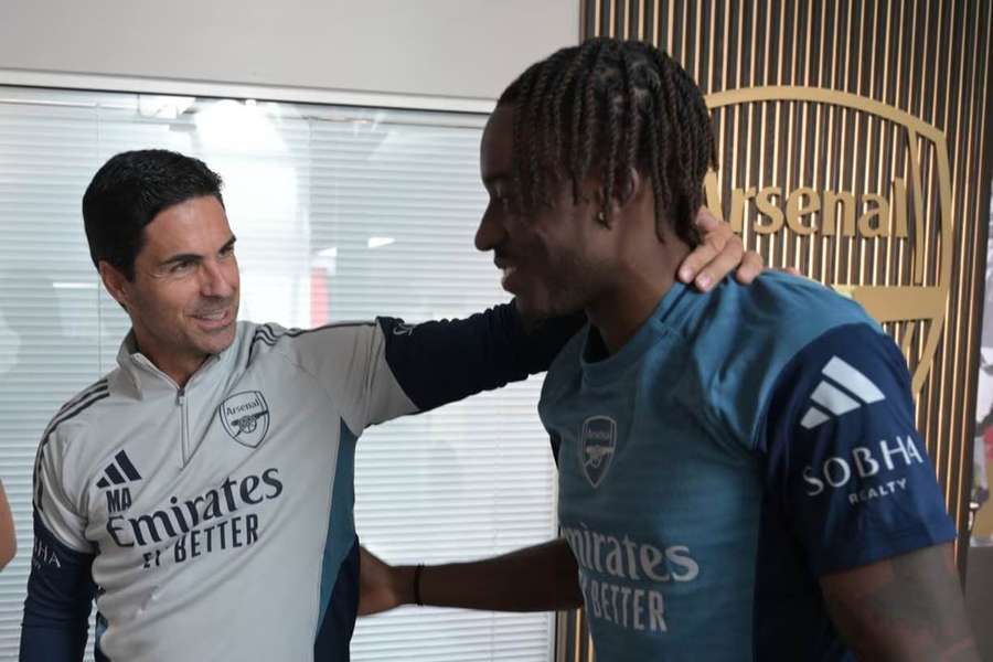 Mikel Arteta s novým křídelníkem Arsenalu Nonim Maduekem.