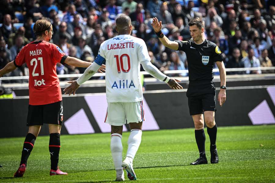 Bastien, face à Majer et Lacazette. 