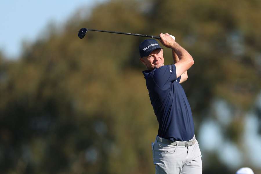 Justin Rose ejecuta su golpe desde el tee del hoyo 2 durante la segunda ronda del Farmers Insurance Open