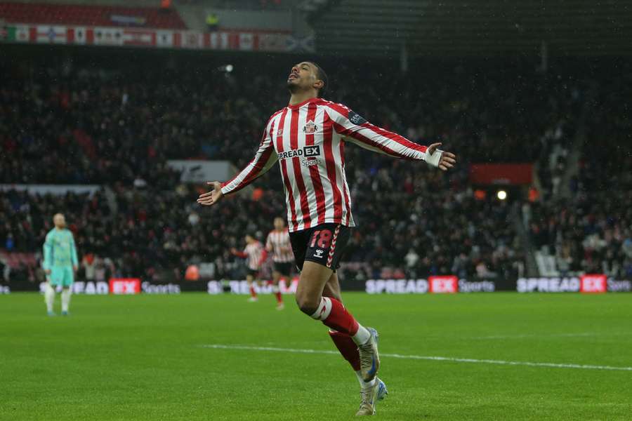 Wilson Isidor, do Sunderland, celebra o golo contra o Portsmouth