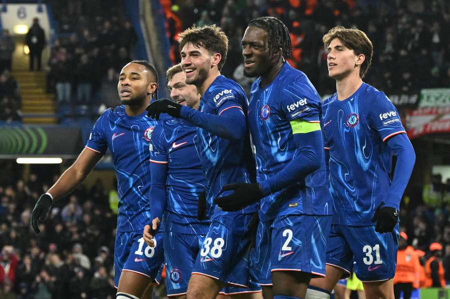 Chelsea contou com entregadas da zaga adversária para encaminhar a vitória