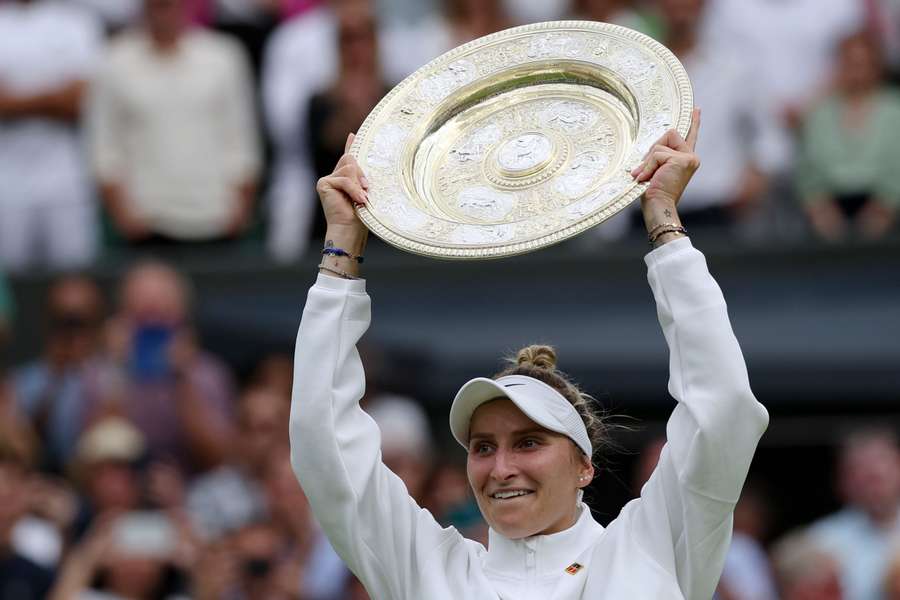 Nicht nur die Wimbledon Trophy gab es als Belohnung: Marketa Vondrousova gönnt sich ein neues Tattoo