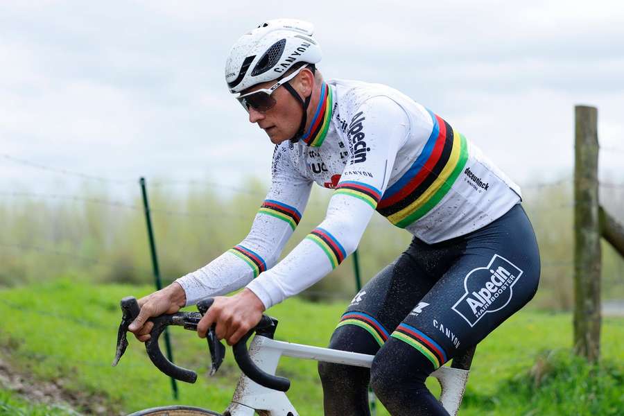 Van der Poel in voorbereiding op Parijs-Roubaix