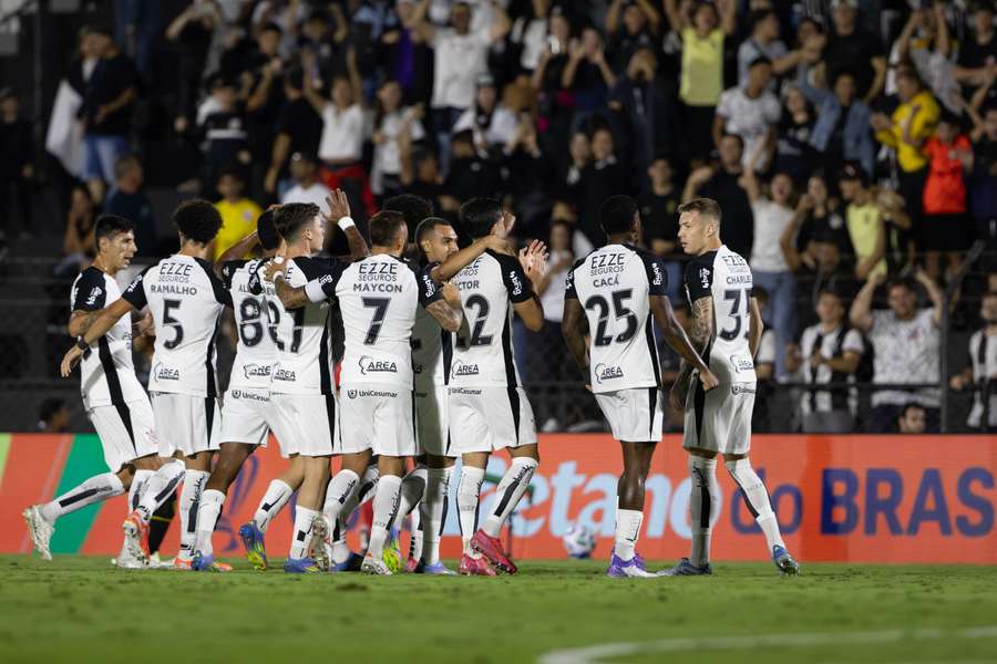 Héctor Hernández é celebrado por companheiros após primeiro gol com a camisa do Timão