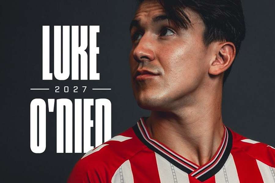 Luke O'Nien renovou com o Sunderland