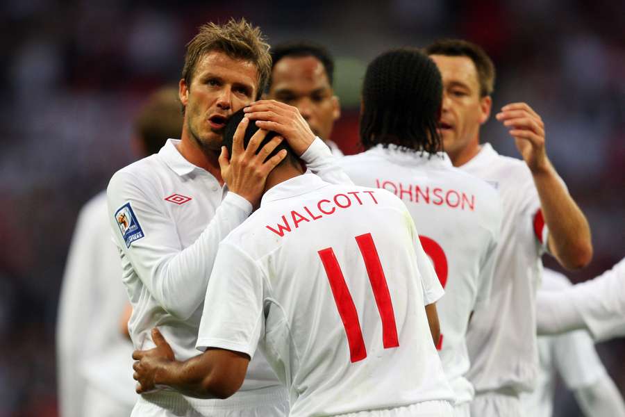David Beckham (à esq.), da Inglaterra, fala com Theo Walcott depois de este ter dado o passe para o segundo golo de Frank Lampard durante o jogo de qualificação do Grupo 6 do Campeonato do Mundo de 2010 entre a Inglaterra e Andorra