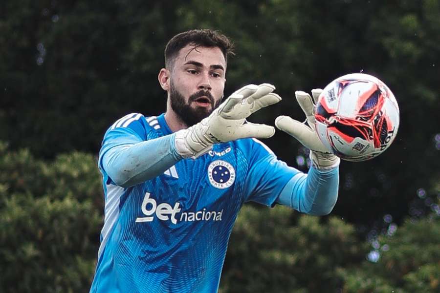 Matheus Cunha em treino do Cruzeiro