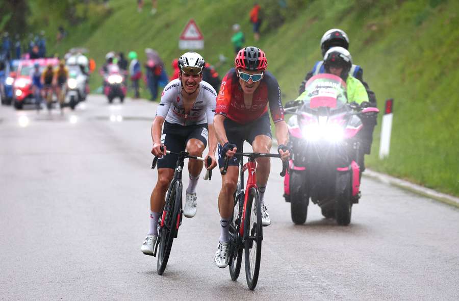 Geraint Thomas (forrest) viste tirsdag i allerhøjeste grad tænder, da han formåede at plante konkurrenten Primož Roglič, som kan anes i baggrunden, på Monte Bondone.