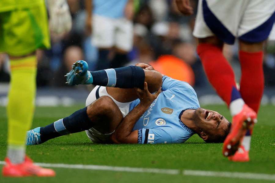 Rodri del Manchester City reagisce dopo aver subito un infortunio
