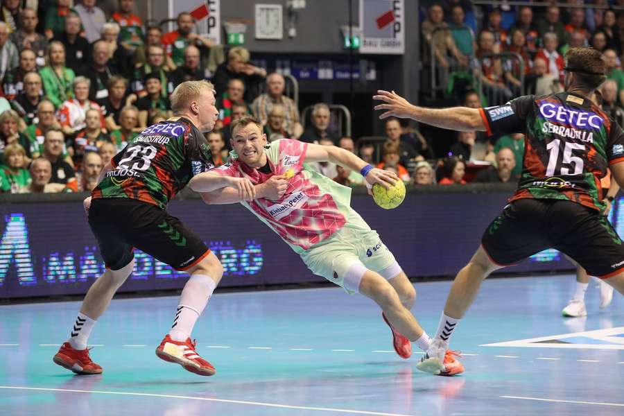 Magnus Saugstrup tries to cover the threat of Mathias Gidsel in Magdeburg 