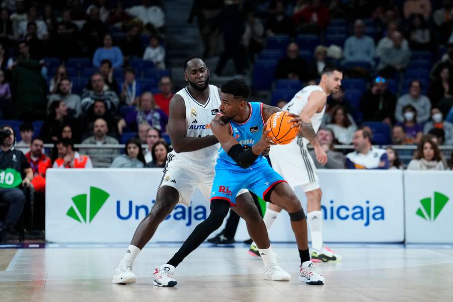 EJ Onu, defendido por Garuba