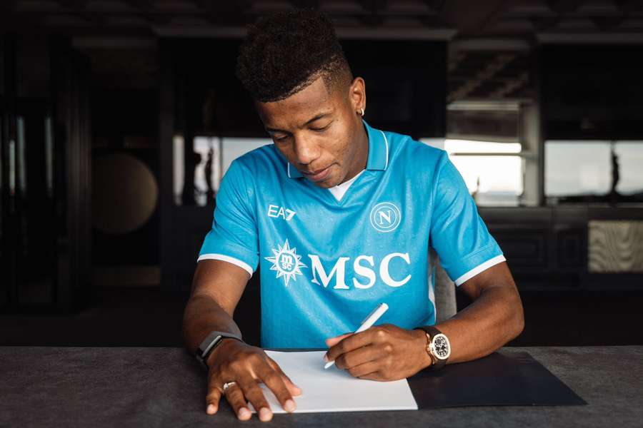 David Neres en la firma de su contrato