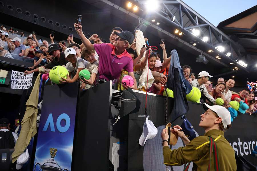 Jannik Sinner firma autografi dopo il derby vinto contro Luciano Darderi