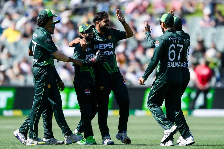 Haris Rauf and his teammates celebrate the wicket of Aaron Hardie