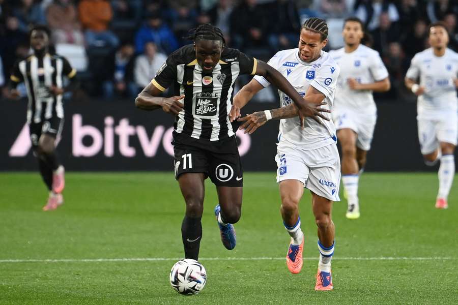 Angers respire, Auxerre sombre Angers respire, Auxerre sombre