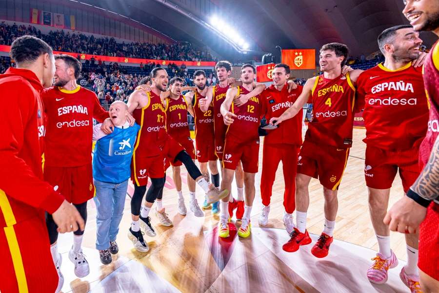 Los jugadores de España celebran su victoria en Oviedo ante Ucrania