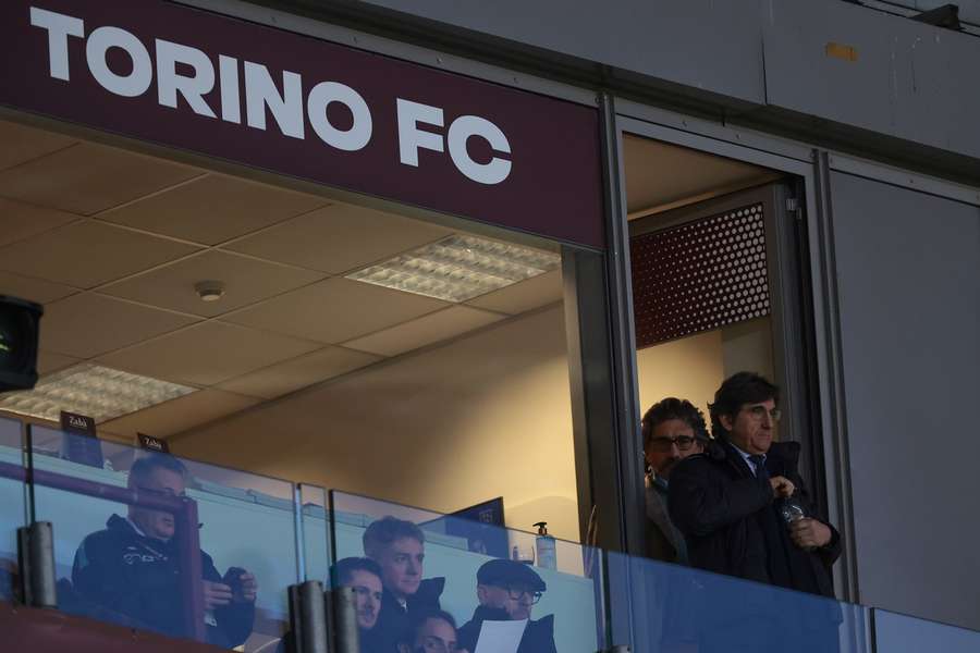 Vereinspräsident Urbano Cairo (r.) wurde von den eigenen Fans attackiert Vereinspräsident Urbano Cairo (r.) wurde von den eigenen Fans attackiert