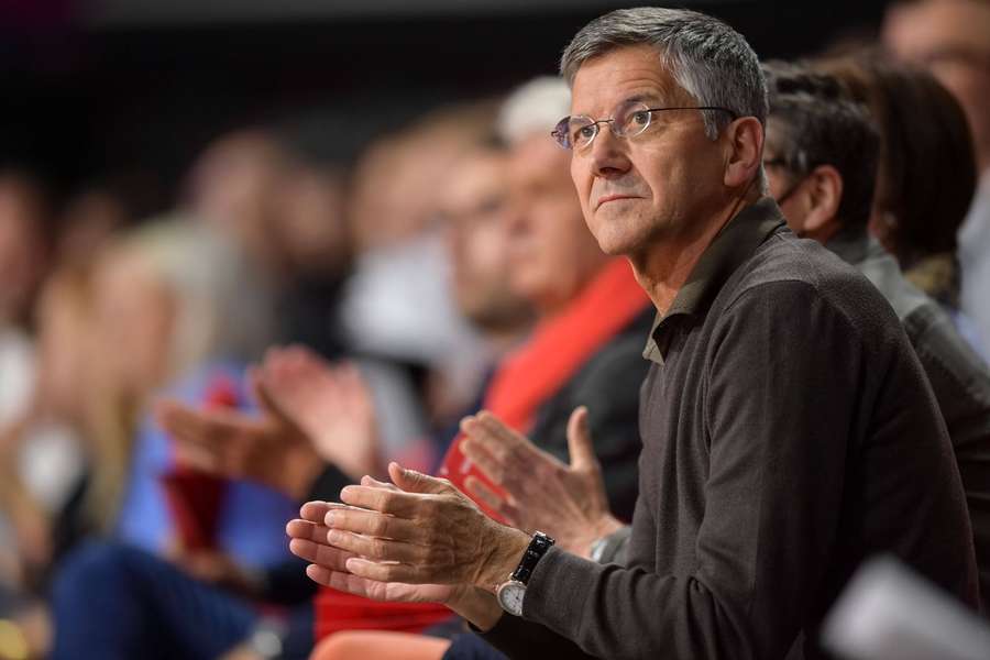 Hainer als Zuscher bei einem Basketball-Spiel der Bayern im April 2022