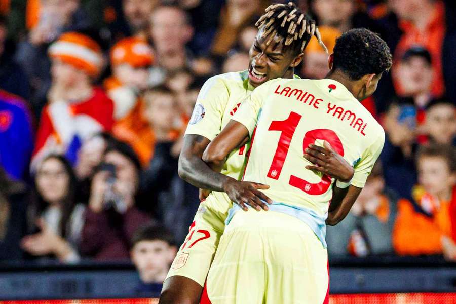 Lamine Yamal, abrazado a Nico Williams celebrando el gol de éste