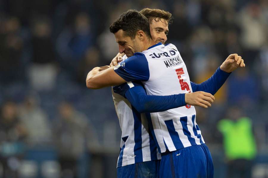 Toni Martínez felicitado pelo compatriota Marcano