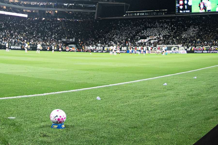 Itaquerão vem sofrendo com sumiço de pelotas Itaquerão vem sofrendo com sumiço de pelotas