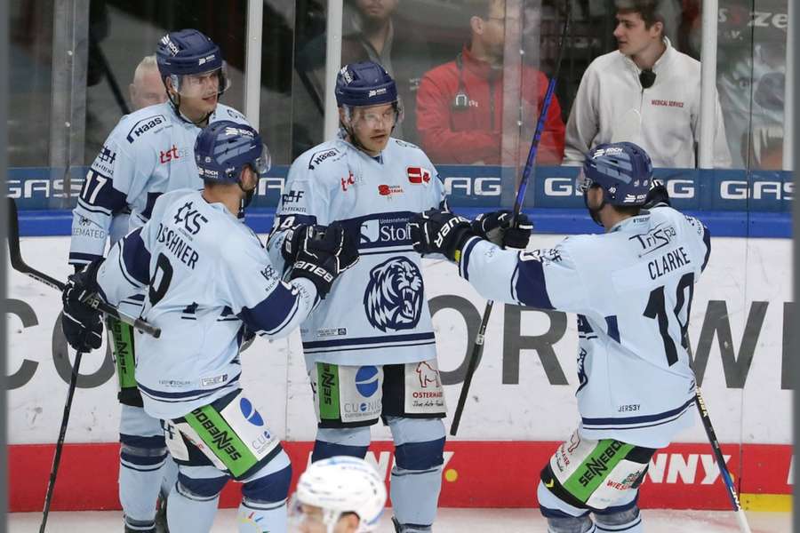 Die Straubing Tigers jubeln gegen die Eisbären