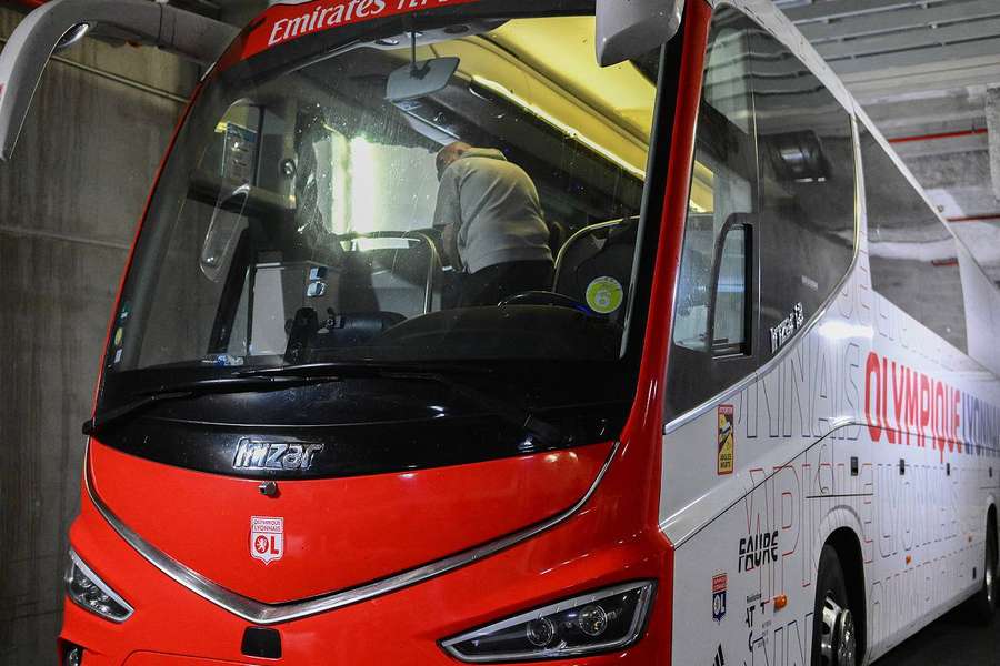 Autocarro do Lyon foi apredrejado por adeptos do Marselha