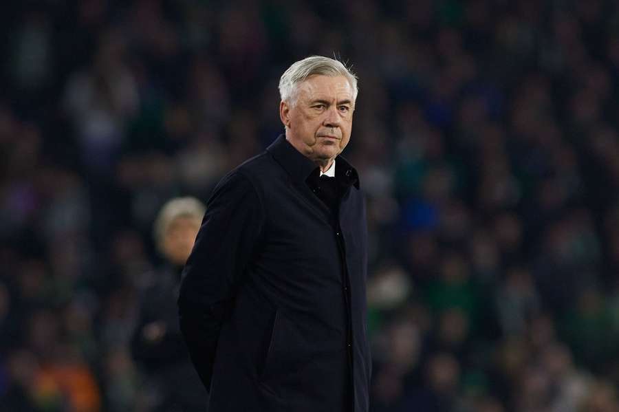 Carlo Ancelotti tijdens de wedstrijd tegen Real Betis