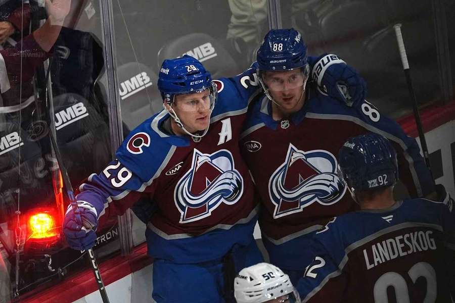 Nathan MacKinnon, Martin Nečas a Gabriel Landeskog.