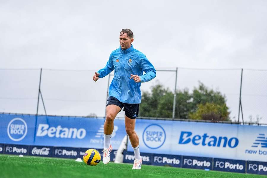 Luuk de Jong já faz treino condicionado com bola Luuk de Jong já faz treino condicionado com bola