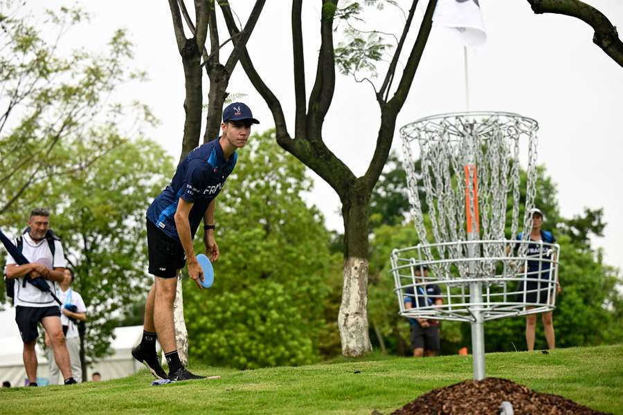Atletas na prática de disc golf
