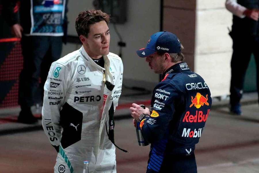 Russell v rozhovore s Verstappenom.