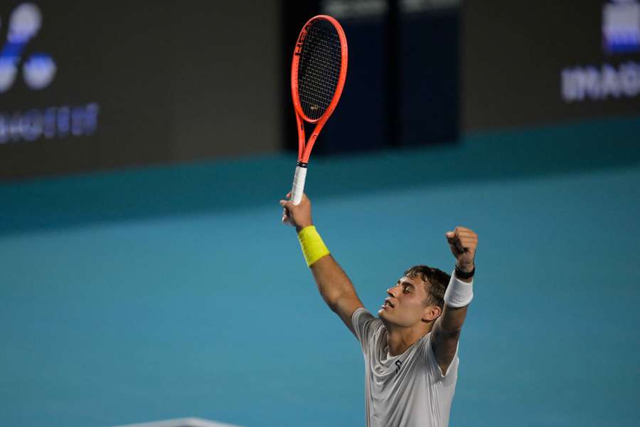 Flavio Cobolli esulta a fine match