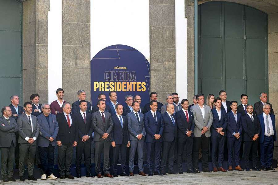 A fotografia dos presidentes dos clubes com Pedro Proença no Convento São Francisco, em Coimbra